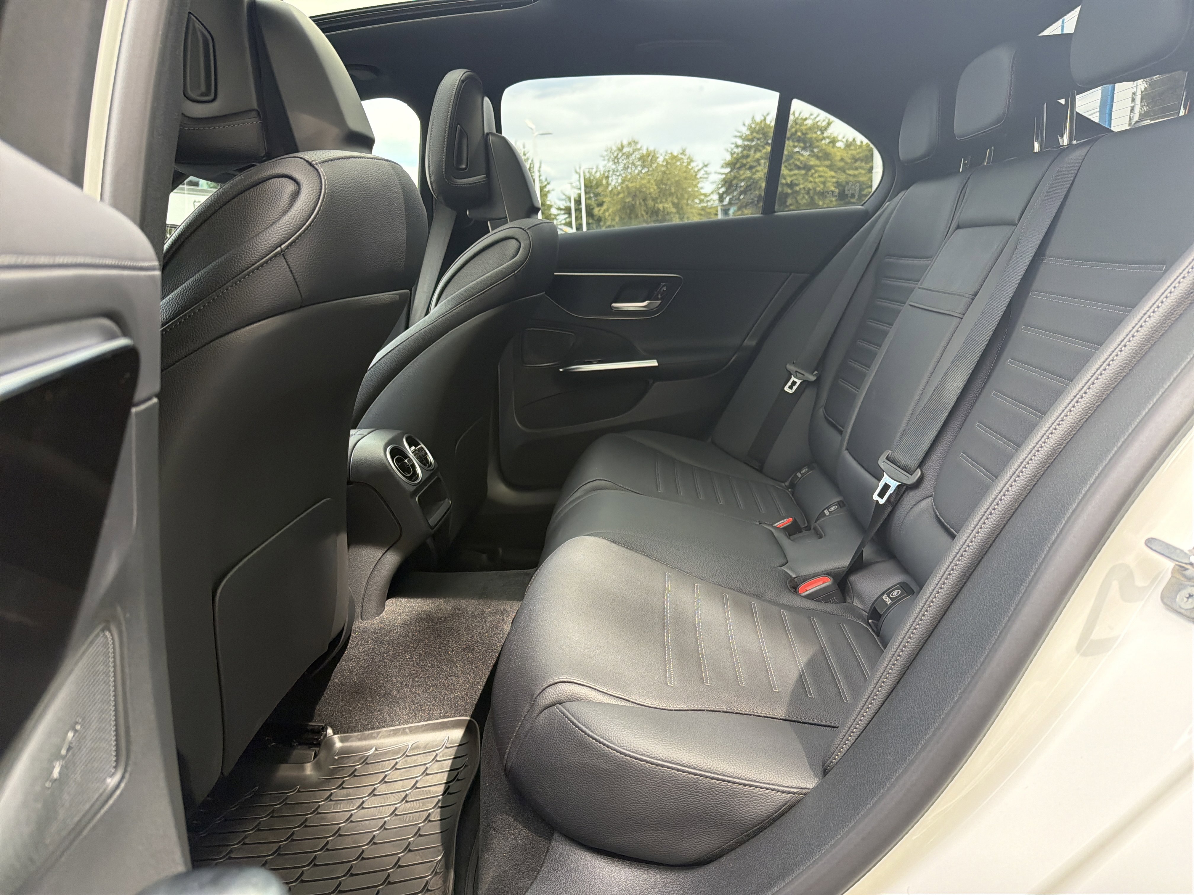 Used 2025 Mercedes-Benz C 300 4MATIC Sedan image 31