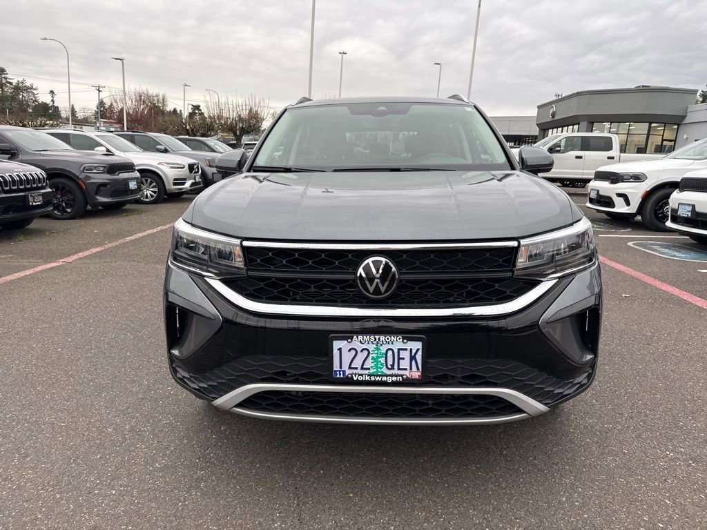 Used 2024 Volkswagen Taos SE image 2