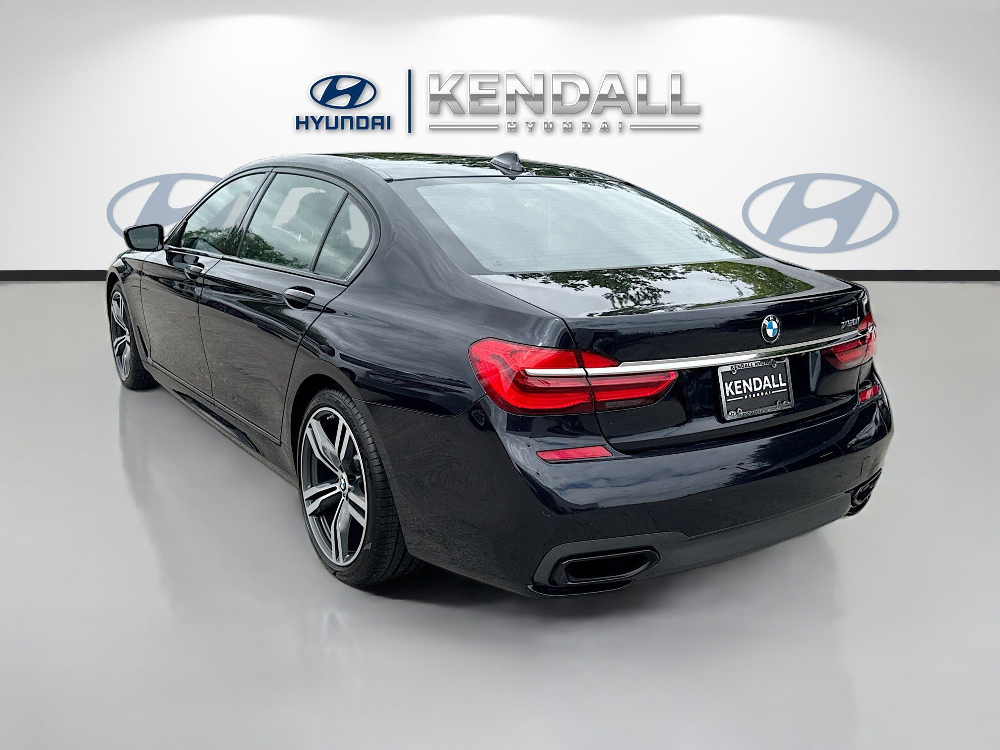 Used 2019 BMW 750i image 4