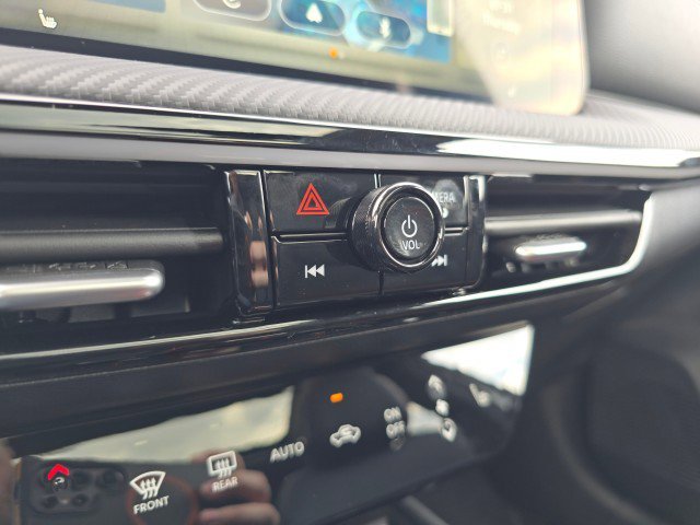 New 2025 Nissan Kicks SR w/ SR Premium Package image 39