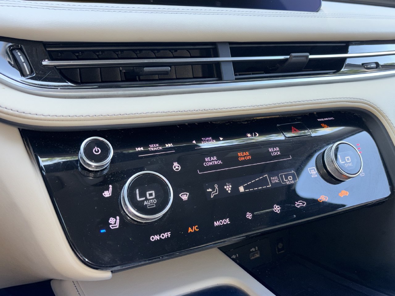 Used 2023 INFINITI QX60 Sensory w/ Vision Package AWD/4WD image 6