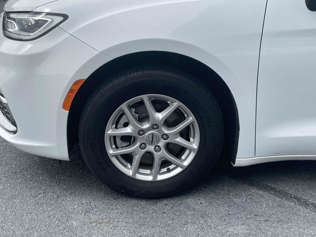 Used 2024 Chrysler Pacifica Touring-L image 12