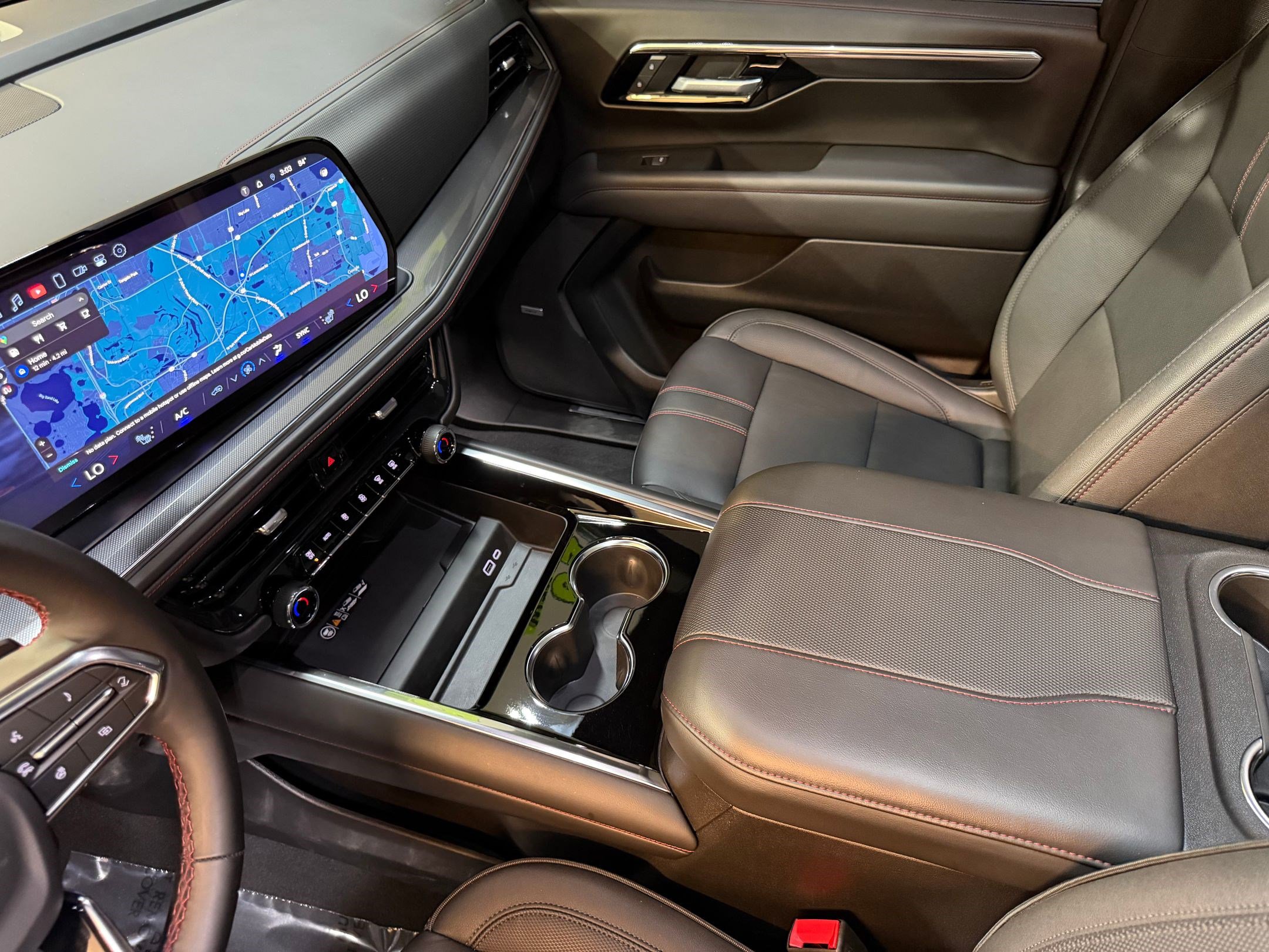 Used 2025 Chevrolet Suburban RST w/ Comfort Package image 17