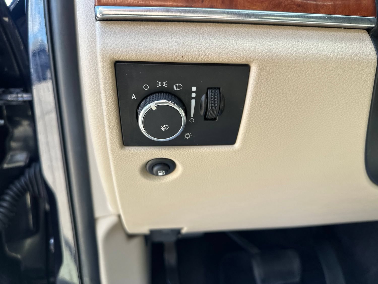 Used 2011 Jeep Grand Cherokee Limited AWD/4WD image 16