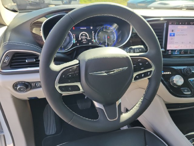Used 2024 Chrysler Pacifica Limited w/ Uconnect Theater Family Group FWD image 30