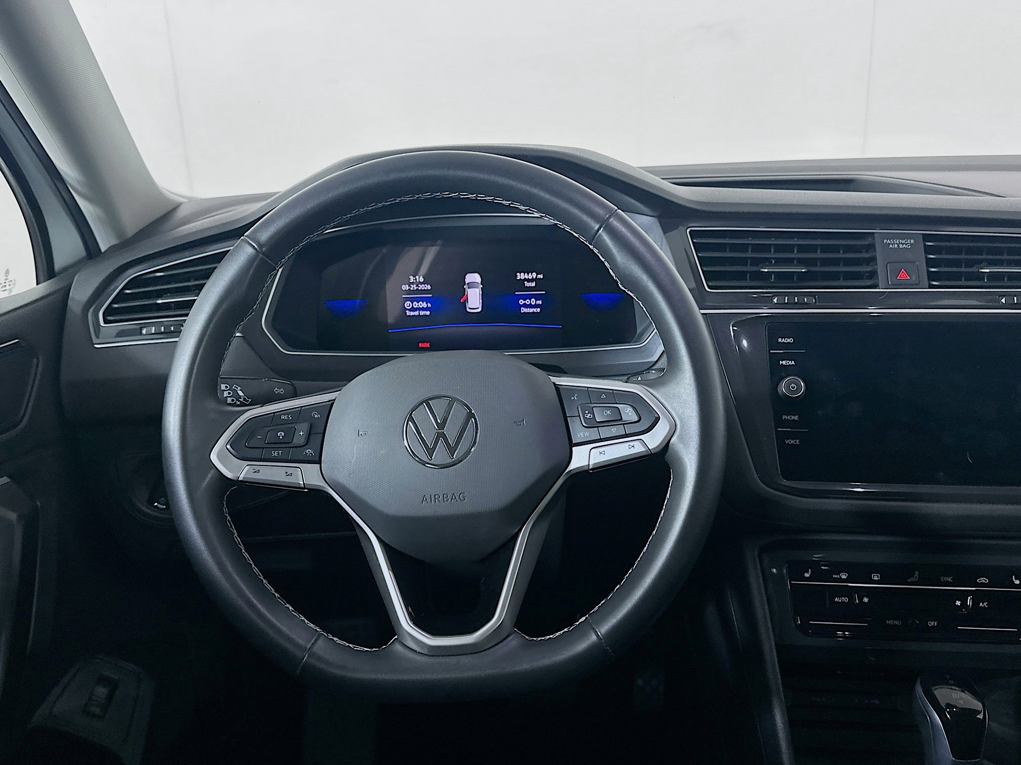 Used 2024 Volkswagen Tiguan SE image 17