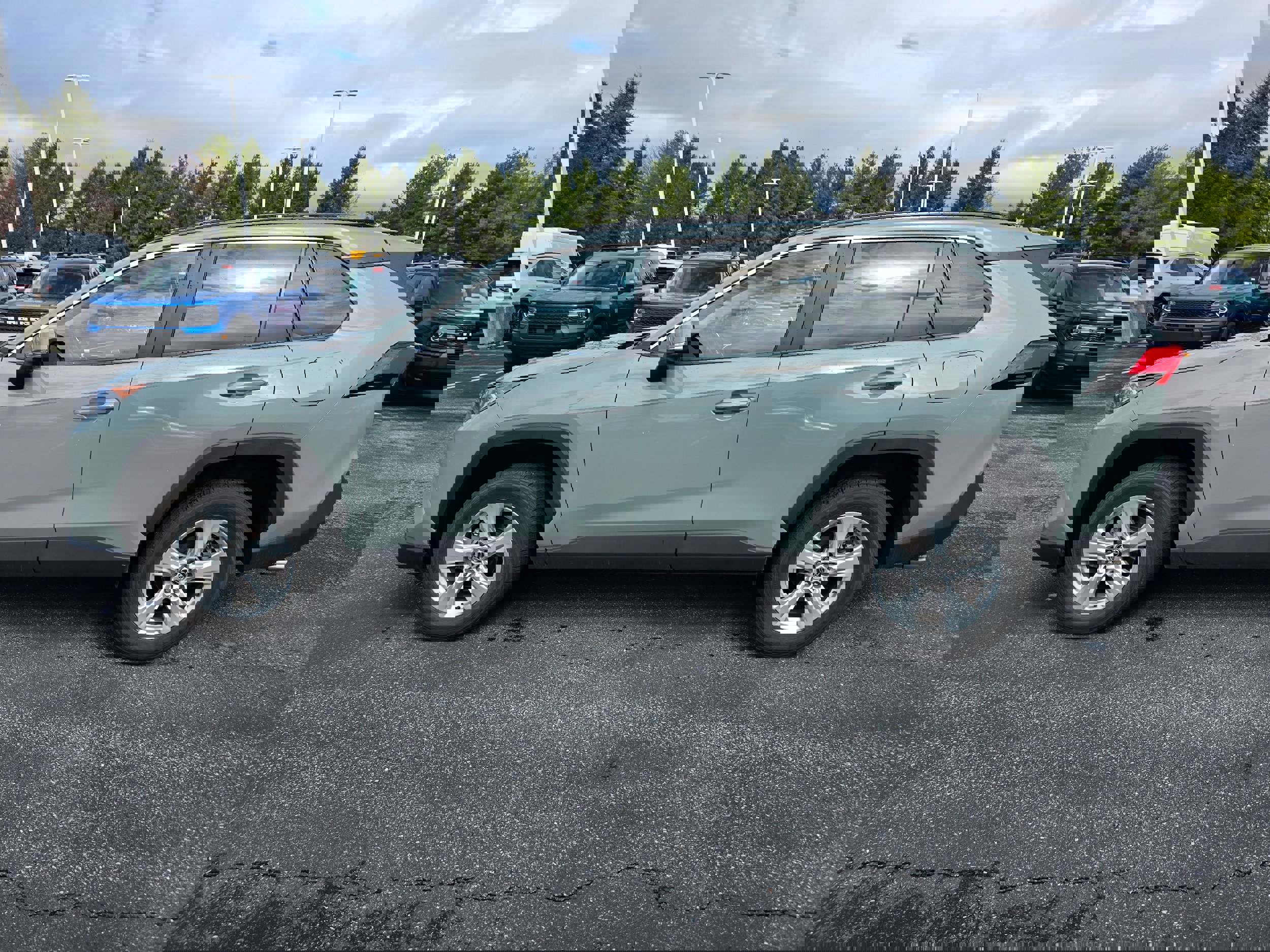 Used 2020 Toyota RAV4 XLE w/ Convenience Package image 2