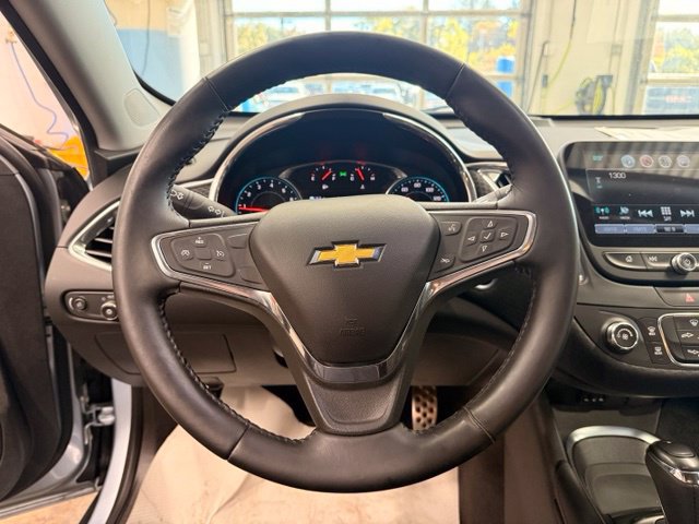 Used 2017 Chevrolet Malibu LT FWD image 12