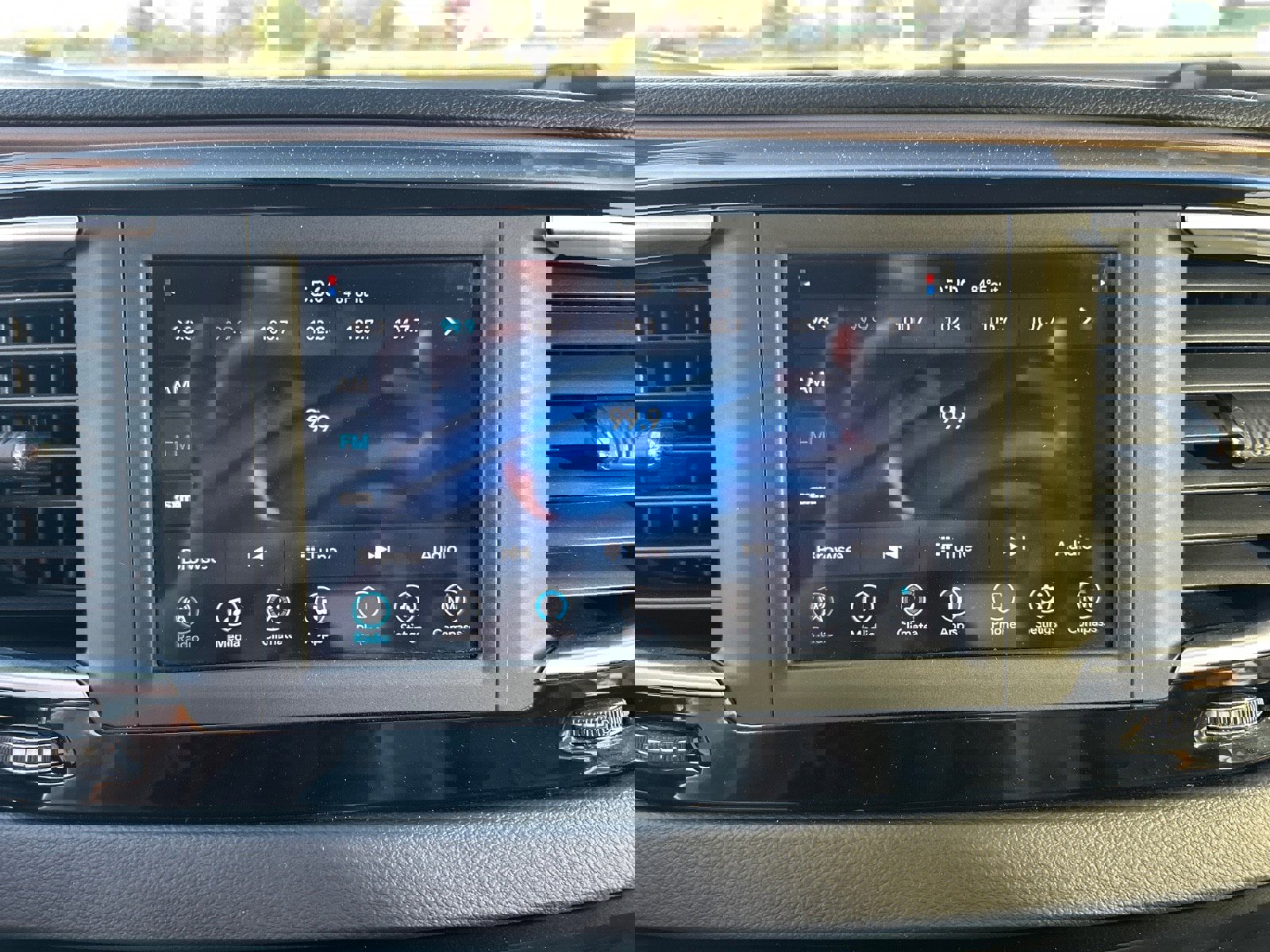 Used 2021 Chrysler Voyager LX image 24