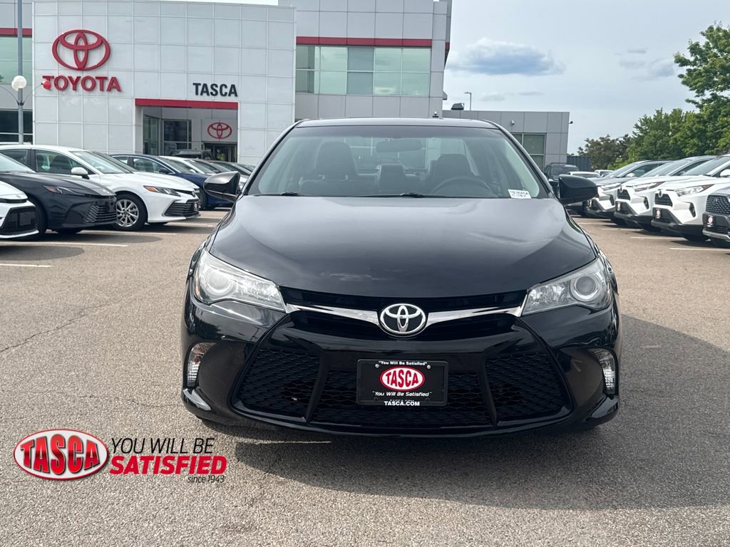 Used 2017 Toyota Camry SE w/ Moonroof Package FWD image 2