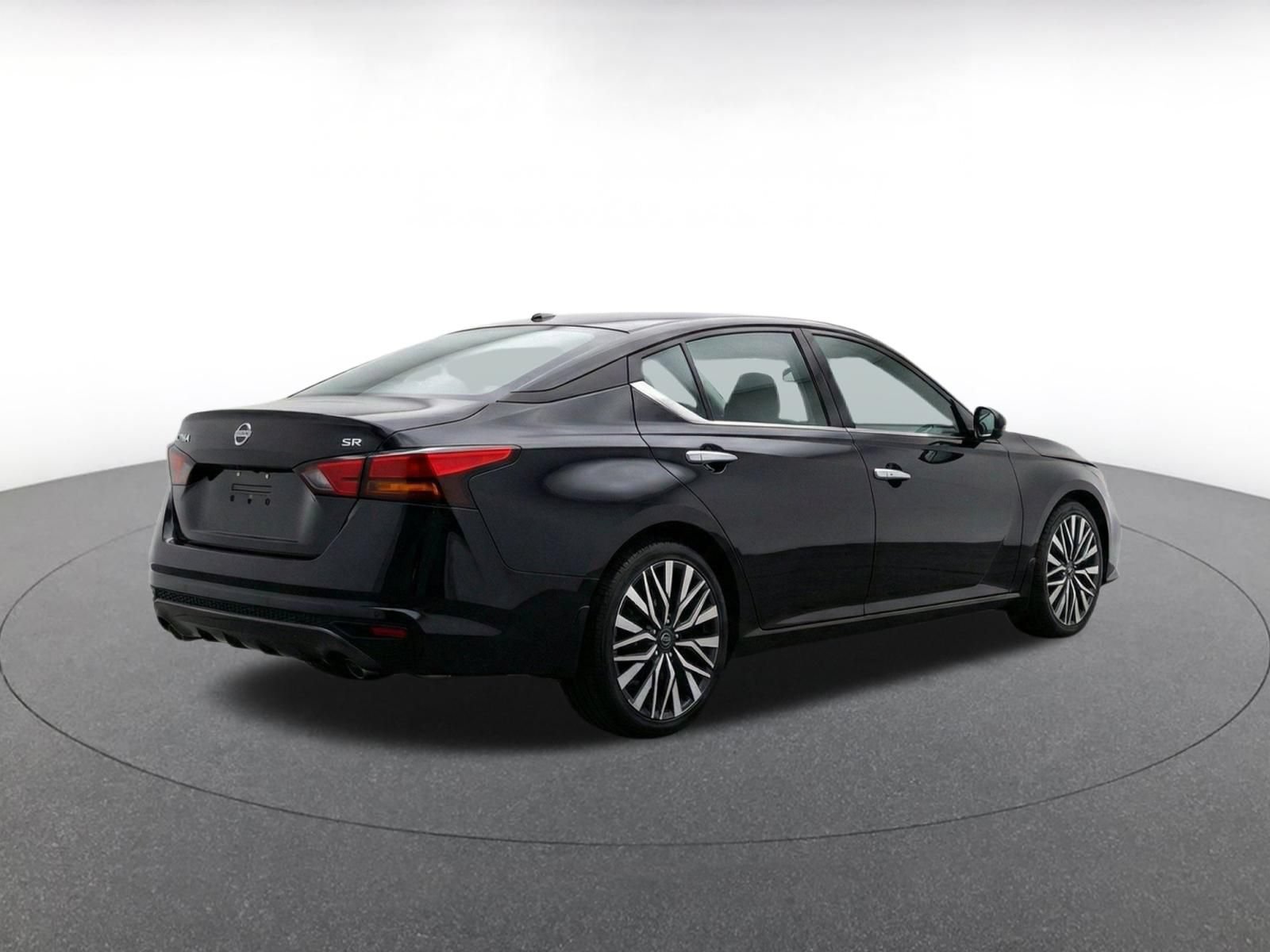 Used 2025 Nissan Altima 2.5 SV FWD image 10