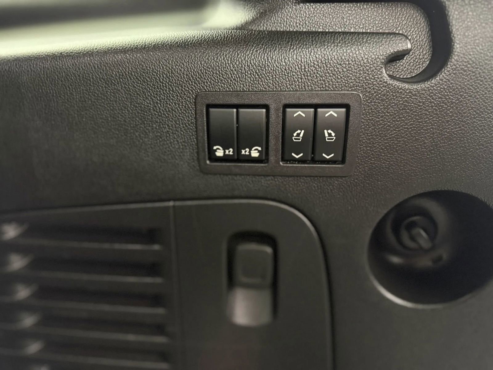 Used 2018 Cadillac Escalade ESV Platinum AWD/4WD image 36