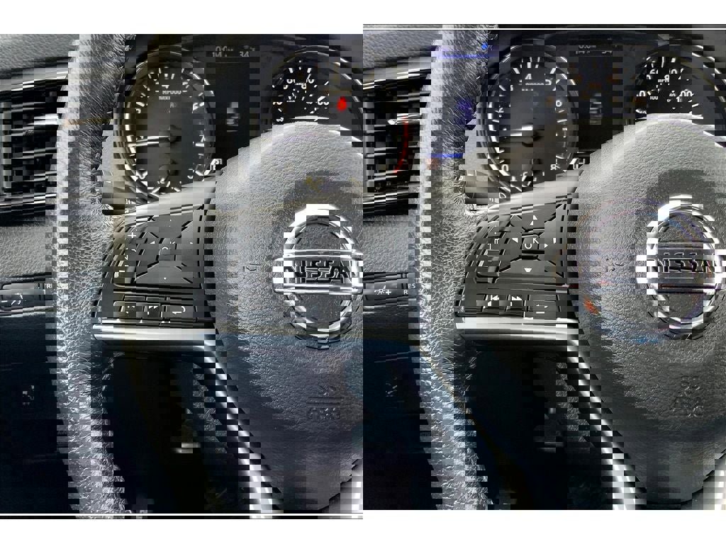 Used 2018 Nissan Rogue SV image 19