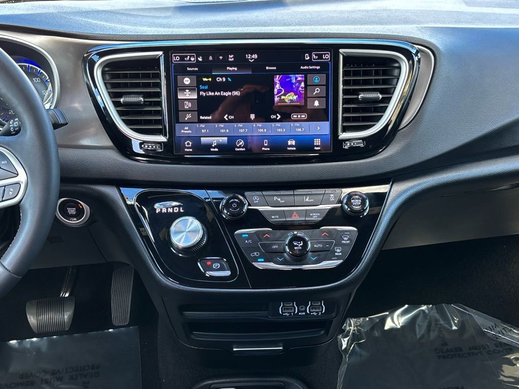 Used 2025 Chrysler Pacifica Select image 22