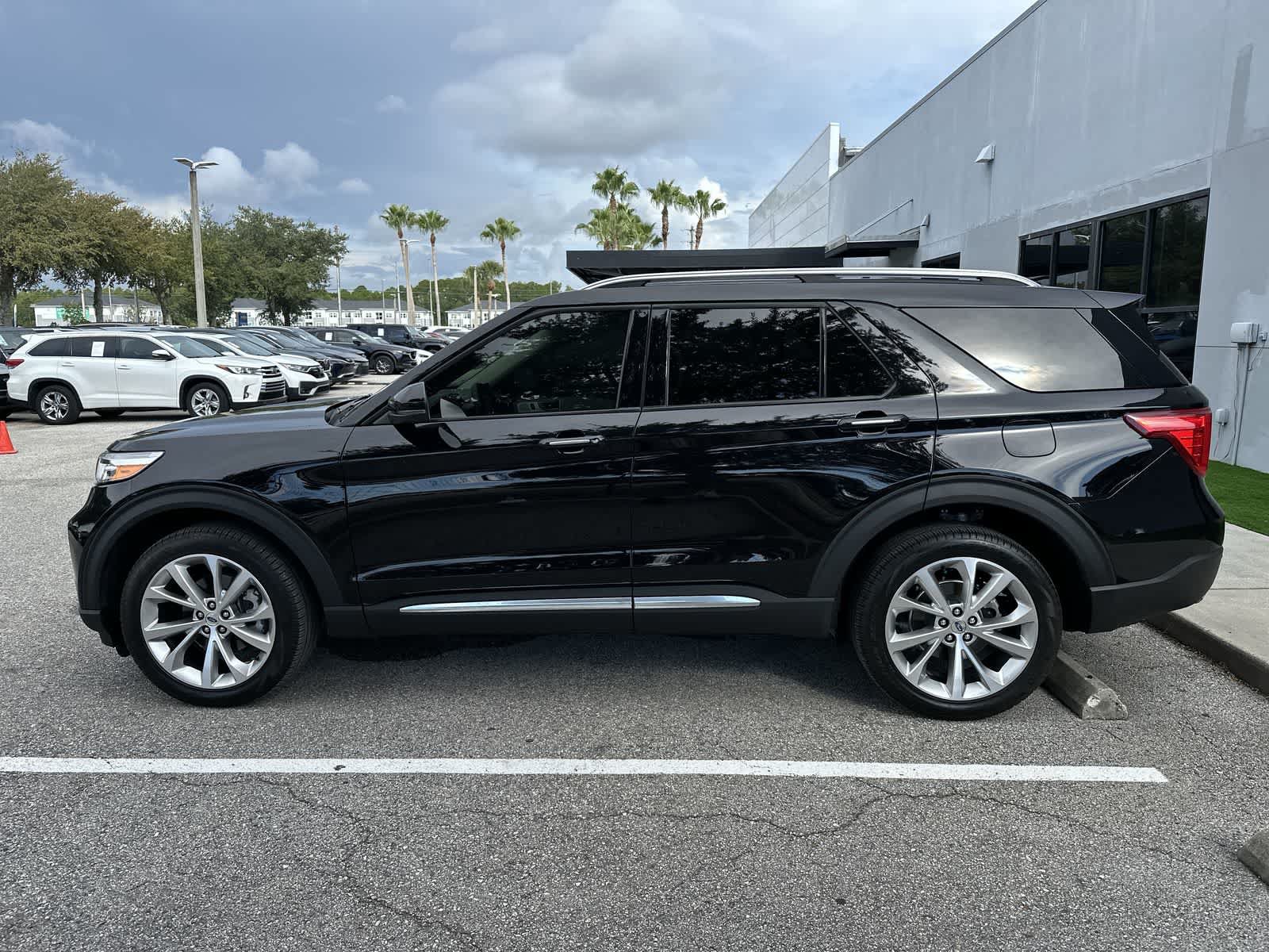 Used 2023 Ford Explorer Platinum w/ Technology Package AWD/4WD image 5
