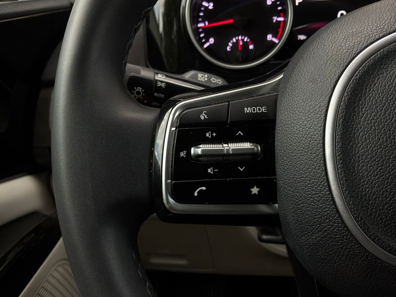 Used 2024 Kia Carnival EX FWD image 36