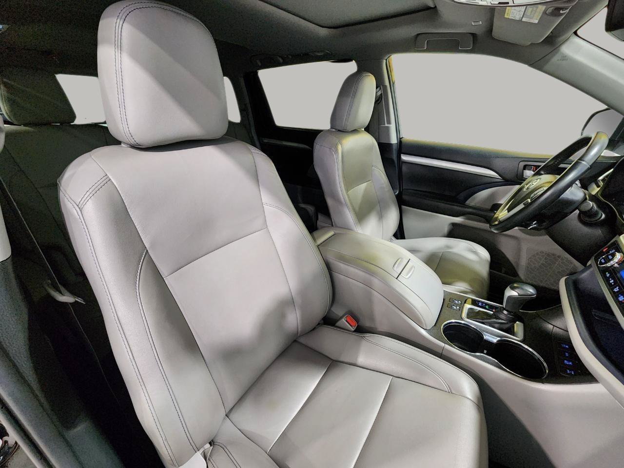 Used 2019 Toyota Highlander XLE AWD/4WD image 29