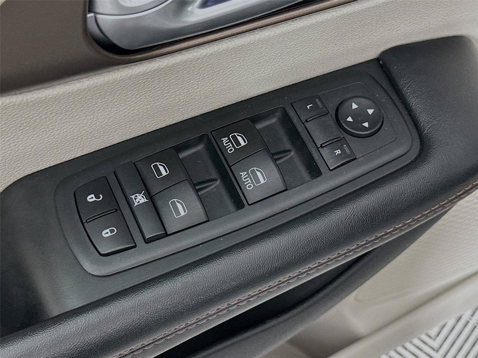Used 2017 Chrysler Pacifica Touring-L FWD image 21