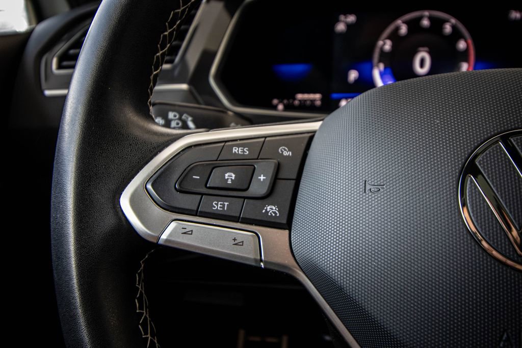 Used 2023 Volkswagen Tiguan SE R-Line image 34