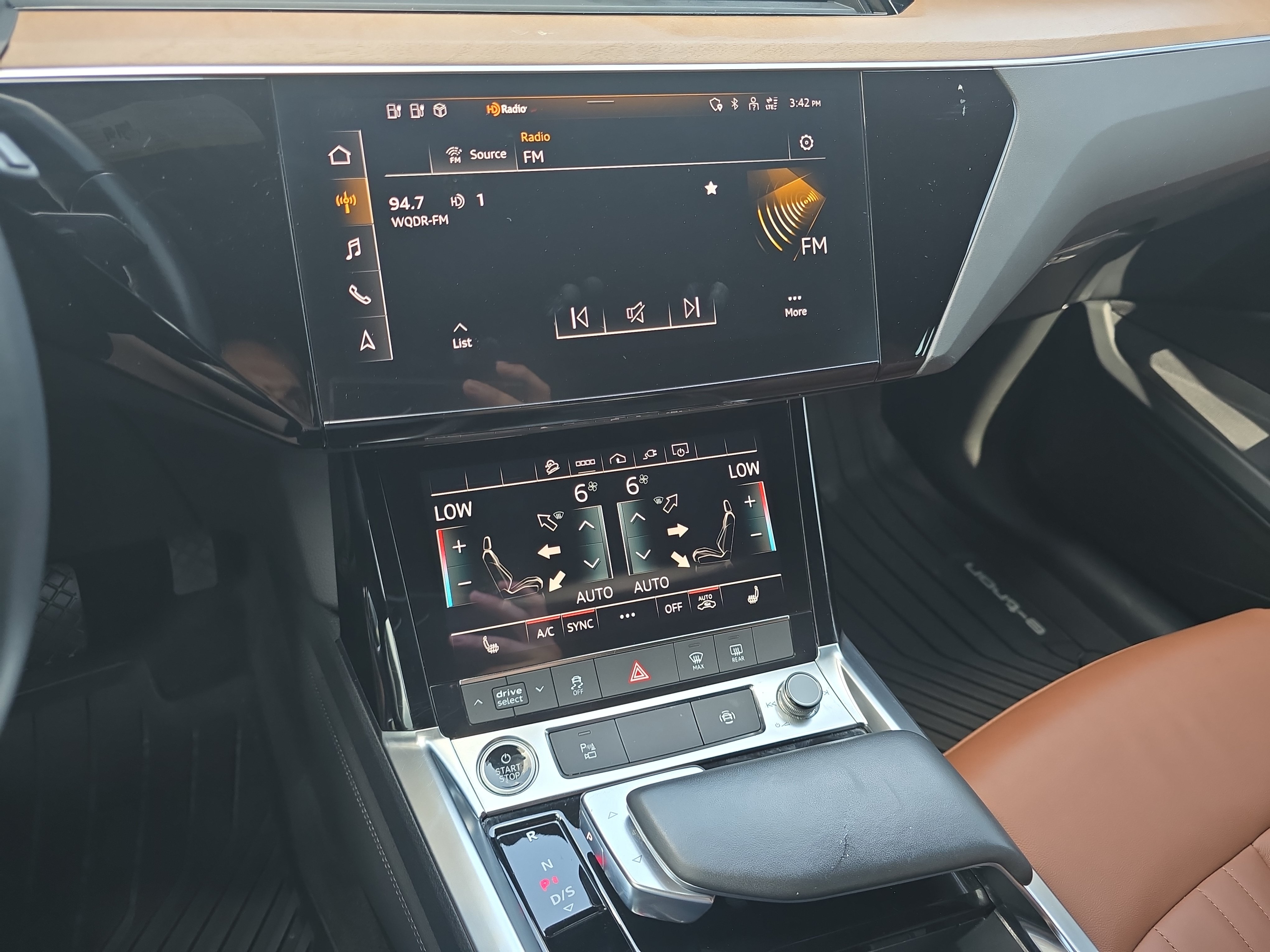 Used 2024 Audi Q8 e-tron Premium AWD/4WD image 20