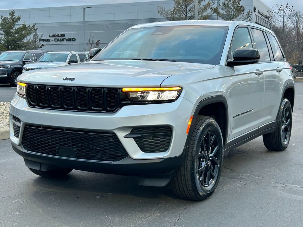 New 2025 Jeep Grand Cherokee 4WD image 3
