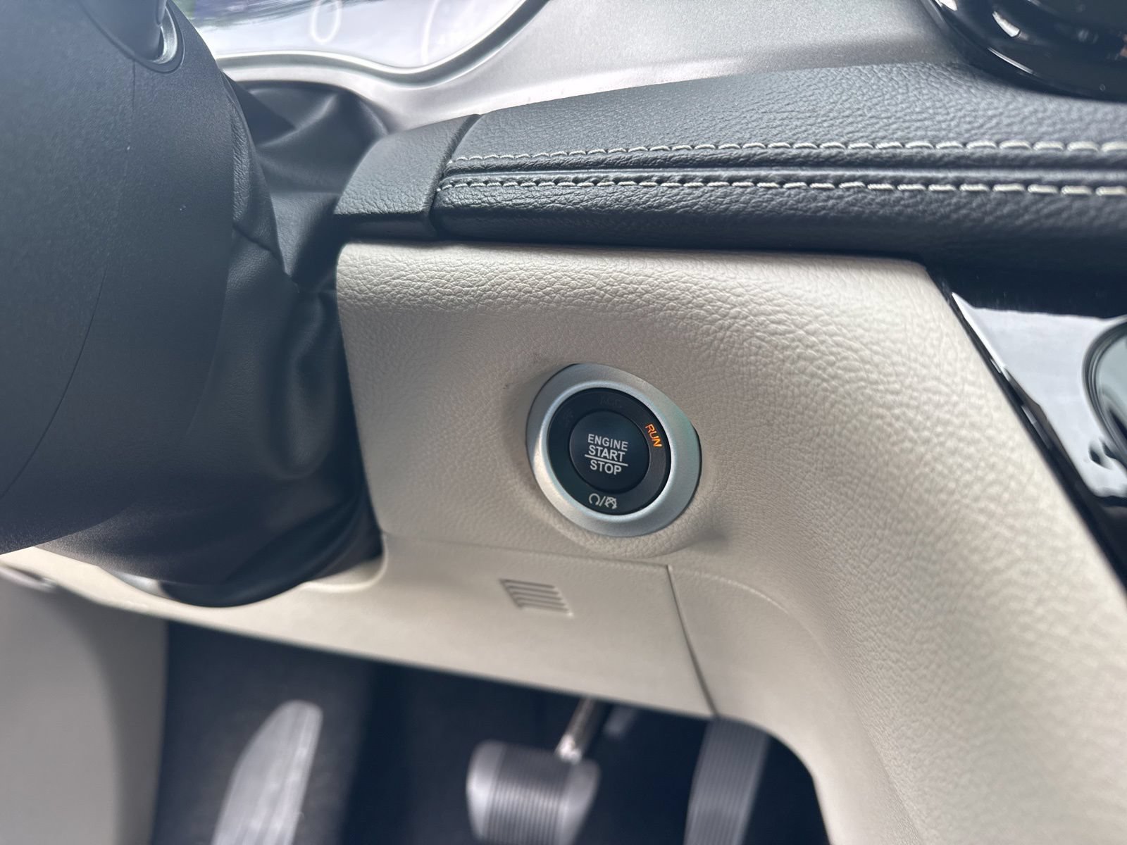 Used 2024 Chrysler Pacifica Limited FWD image 32