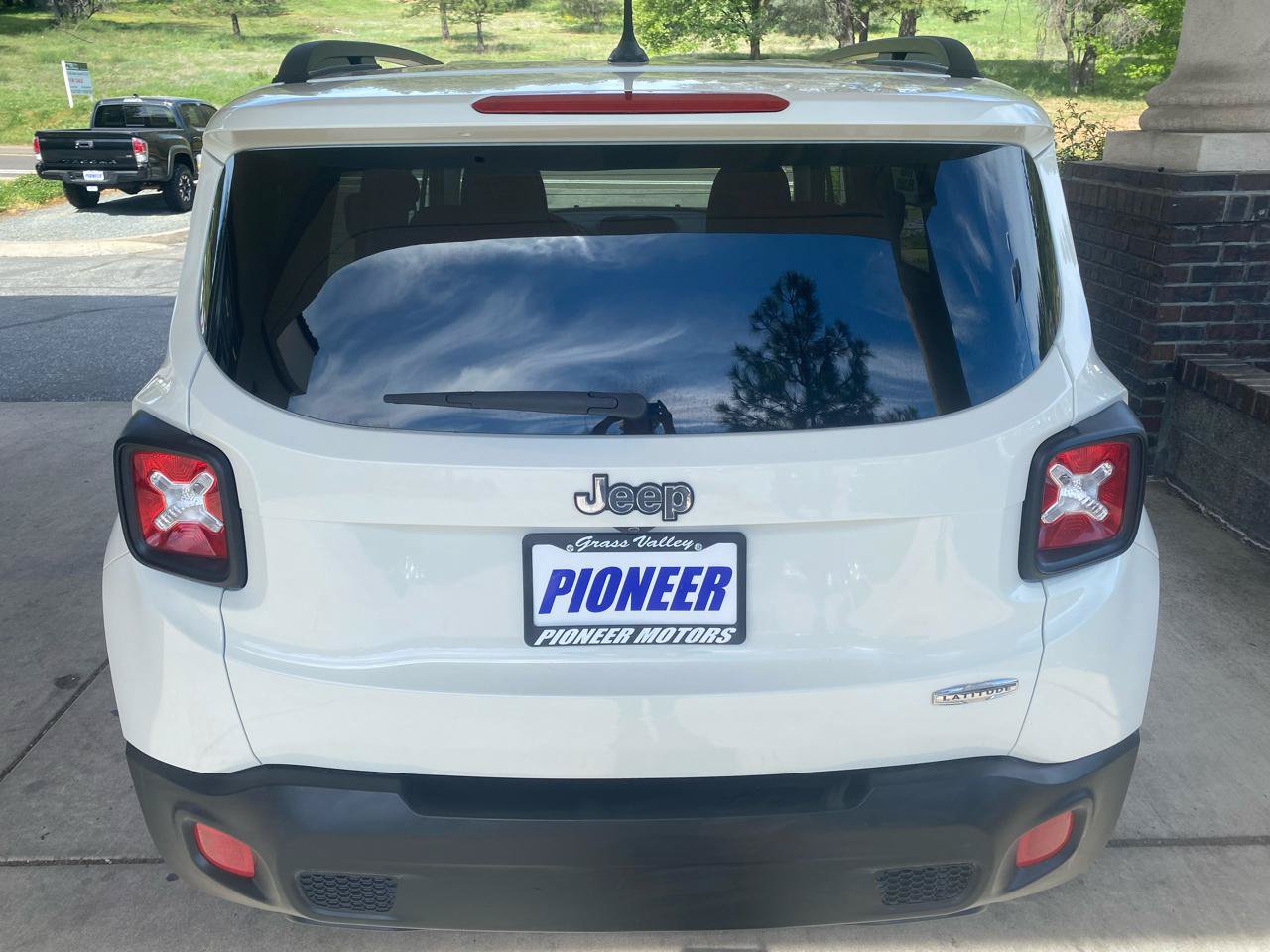 Used 2016 Jeep Renegade Latitude FWD image 4