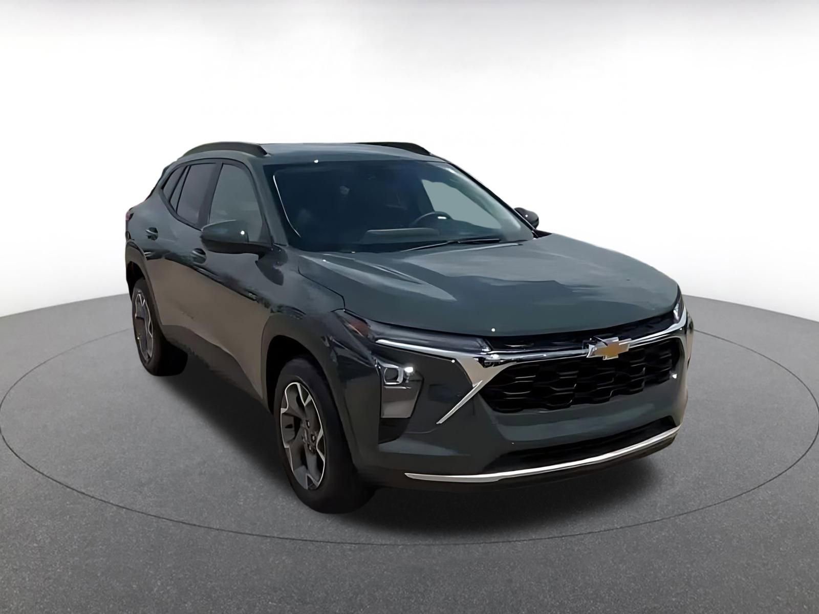 Used 2025 Chevrolet Trax LT FWD image 3
