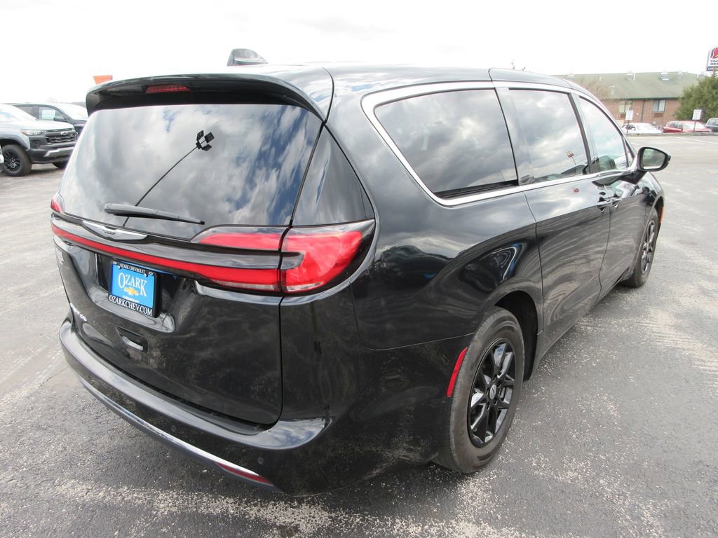 Used 2023 Chrysler Pacifica Touring-L image 5