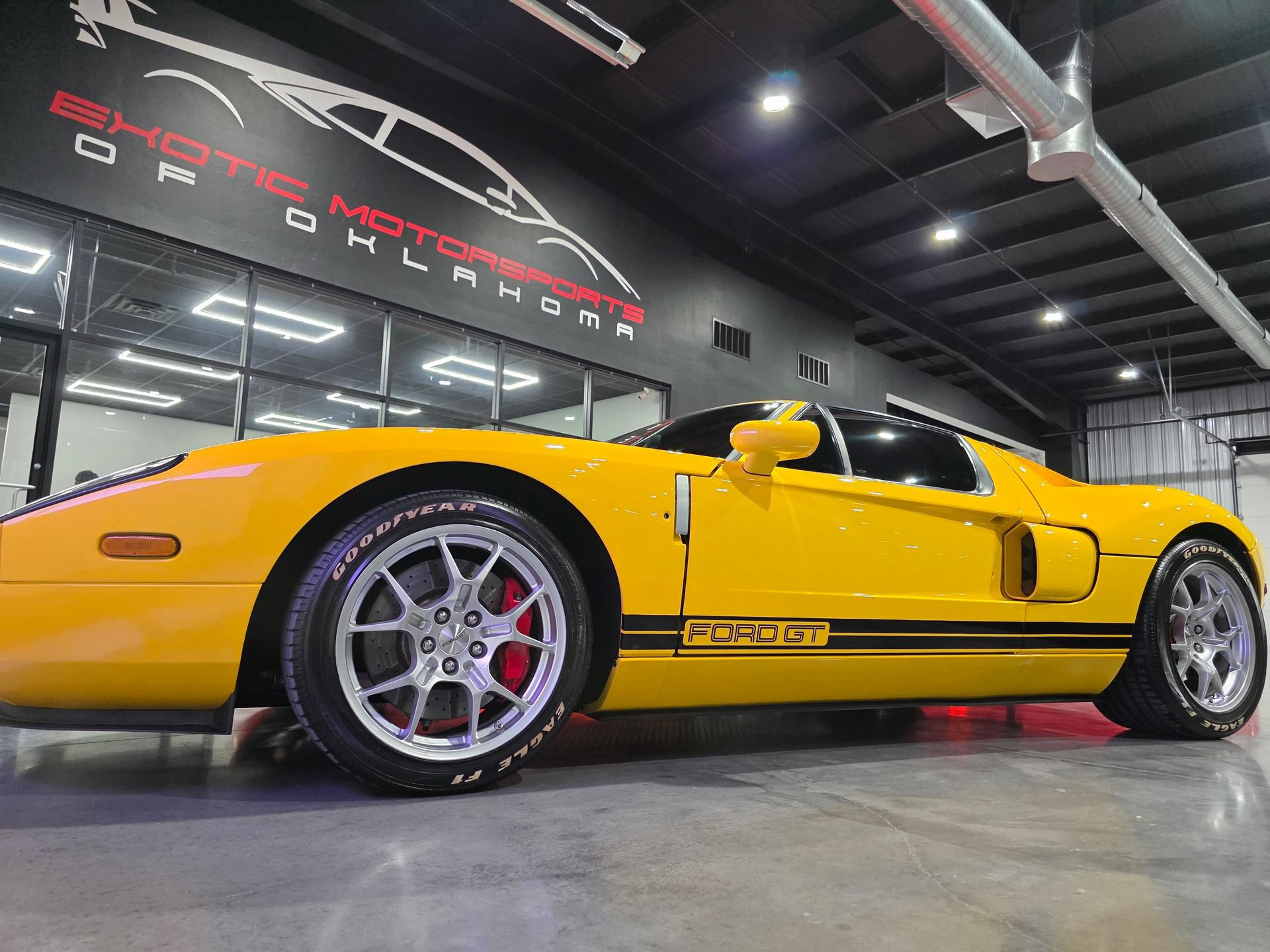 Used 2005 Ford GT RWD image 36