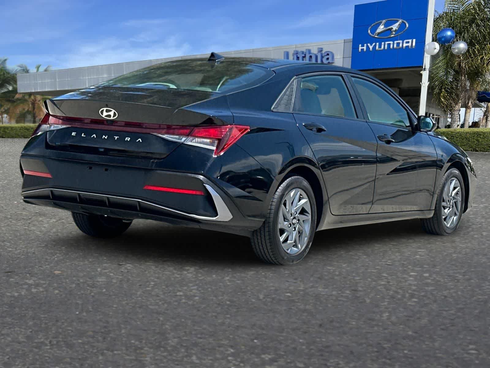 Used 2024 Hyundai Elantra SEL FWD image 3