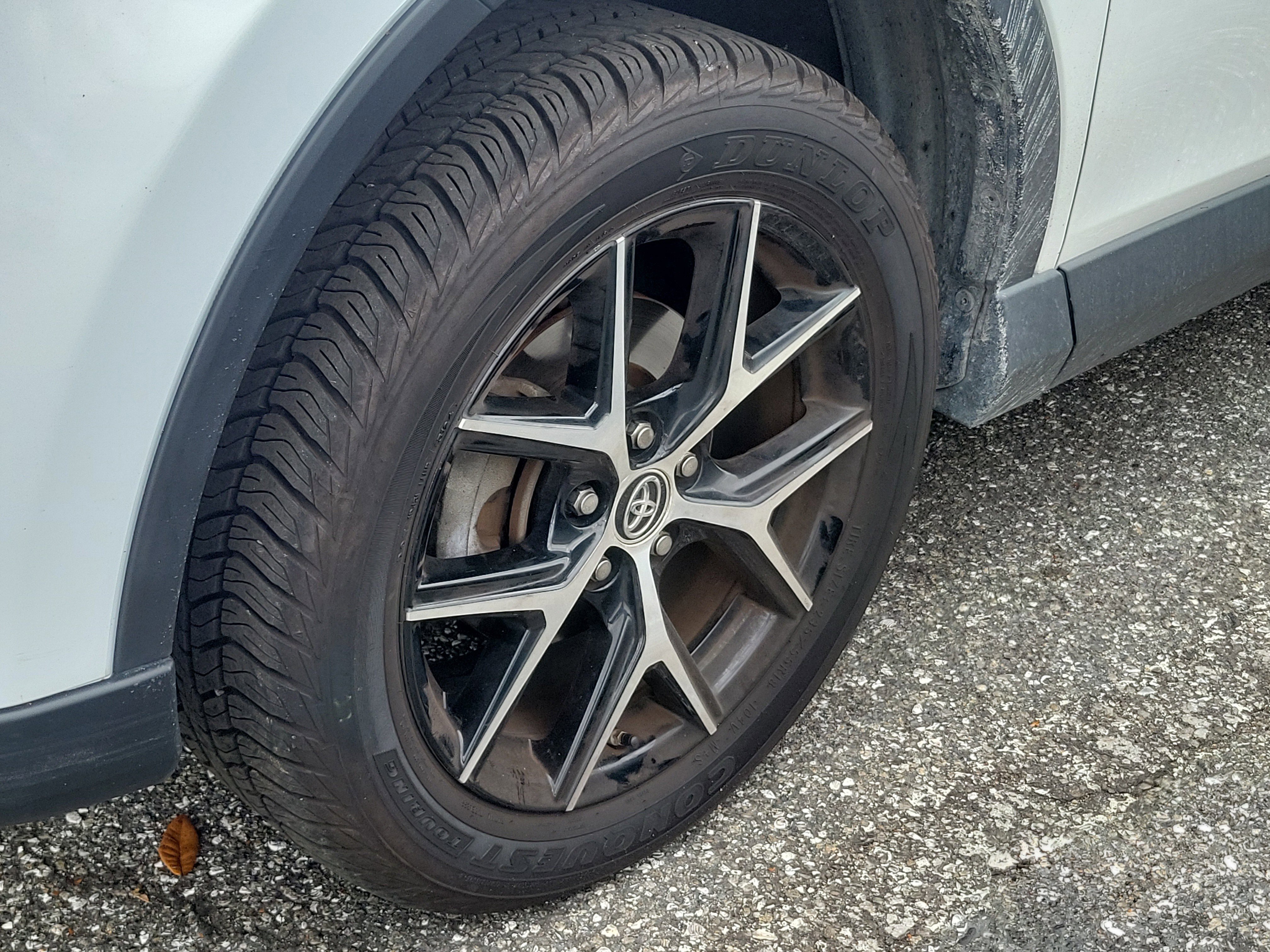 Used 2017 Toyota RAV4 SE image 4