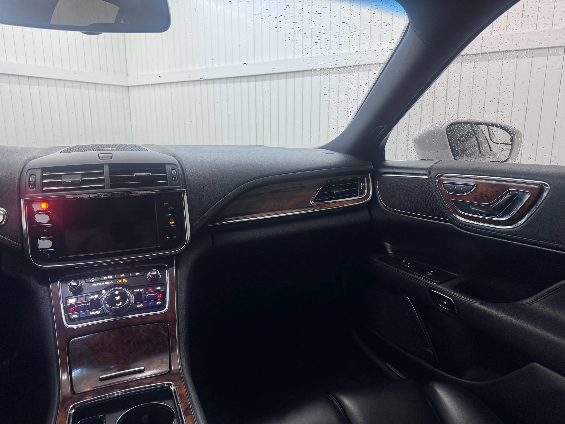 Used 2017 Lincoln Continental Premiere FWD image 16