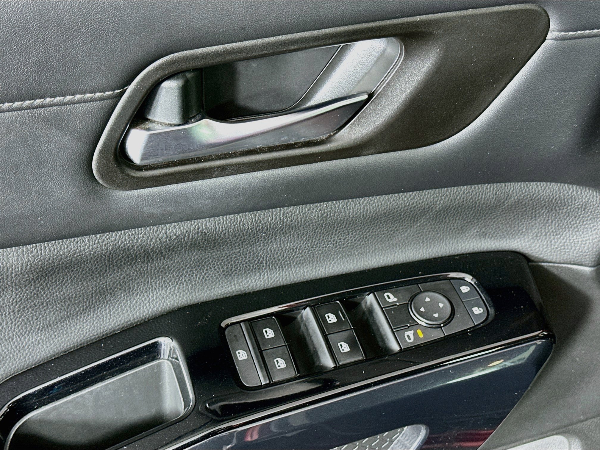 Used 2022 Nissan Pathfinder SV FWD image 15