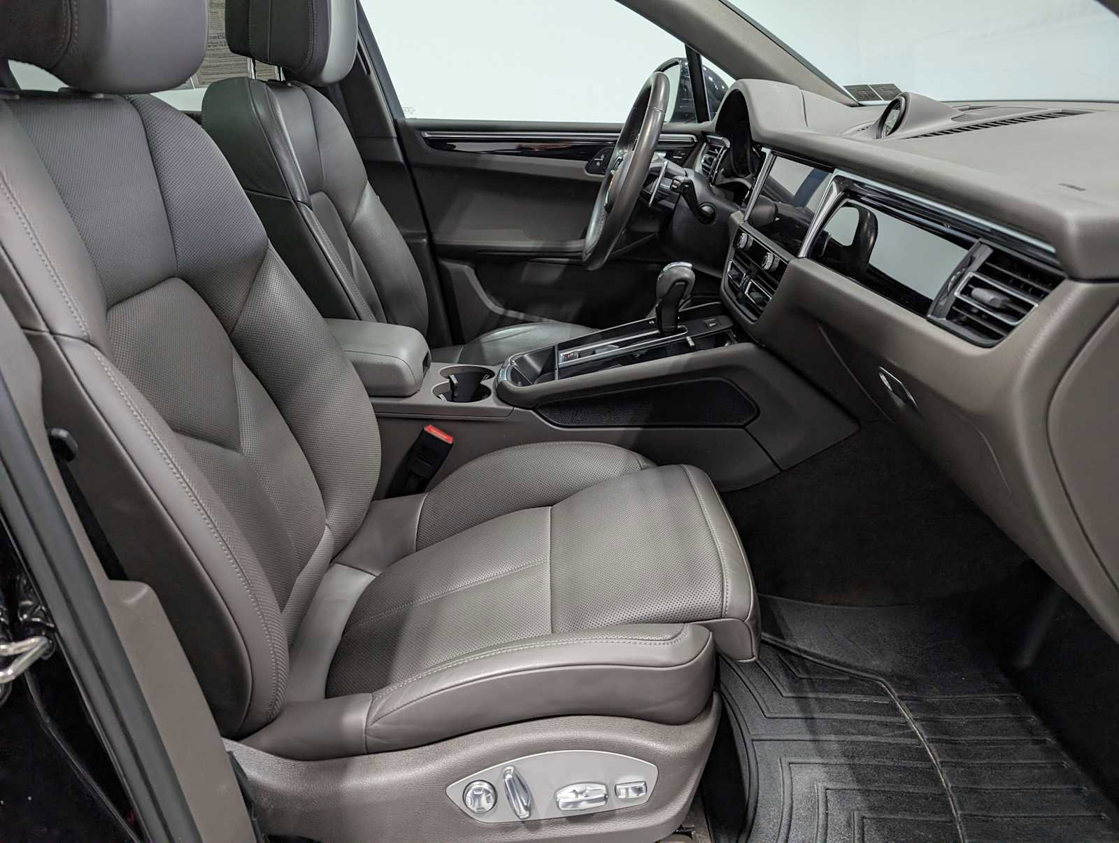 Used 2023 Porsche Macan S image 43