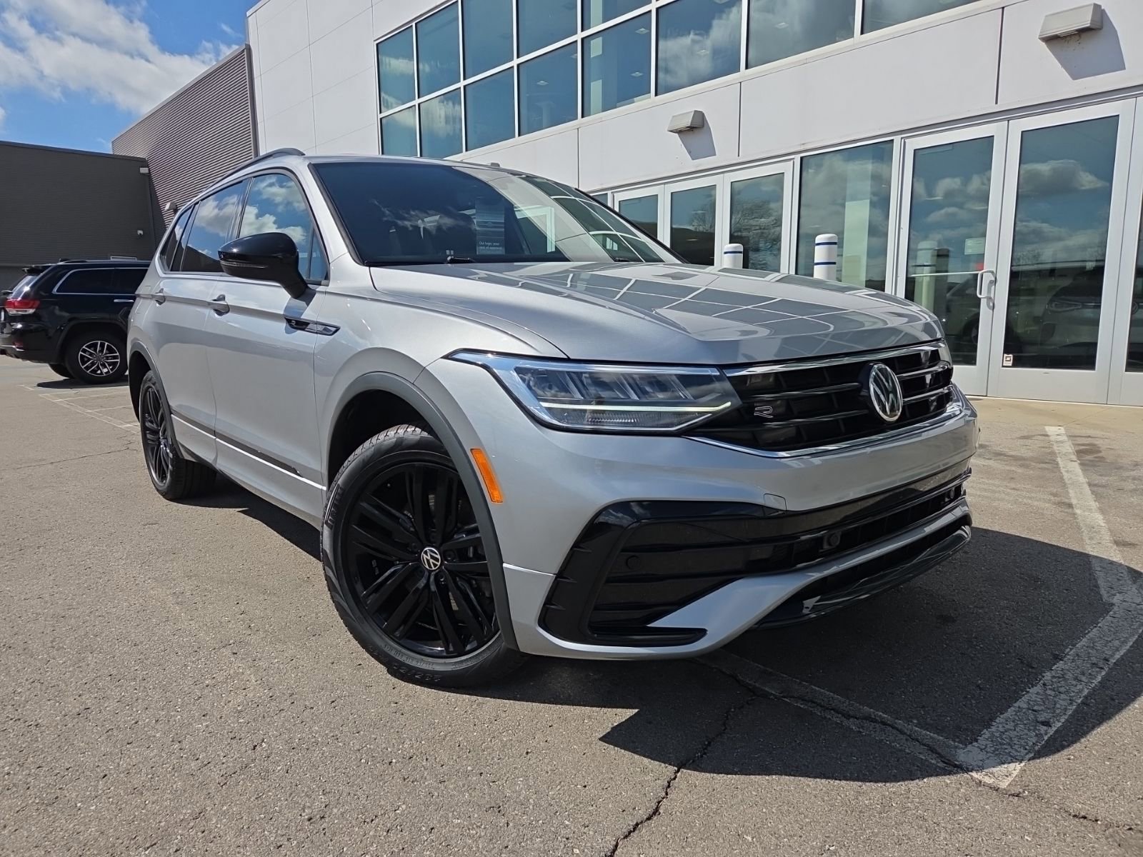 Certified 2022 Volkswagen Tiguan SE R-Line AWD/4WD image 30