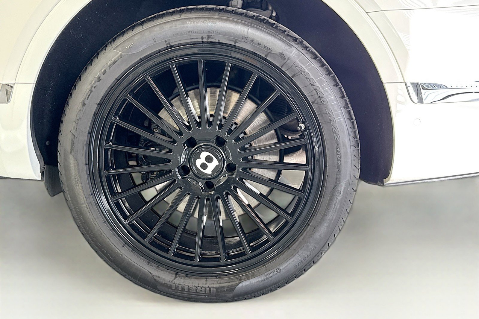 Used 2018 Bentley Bentayga image 30