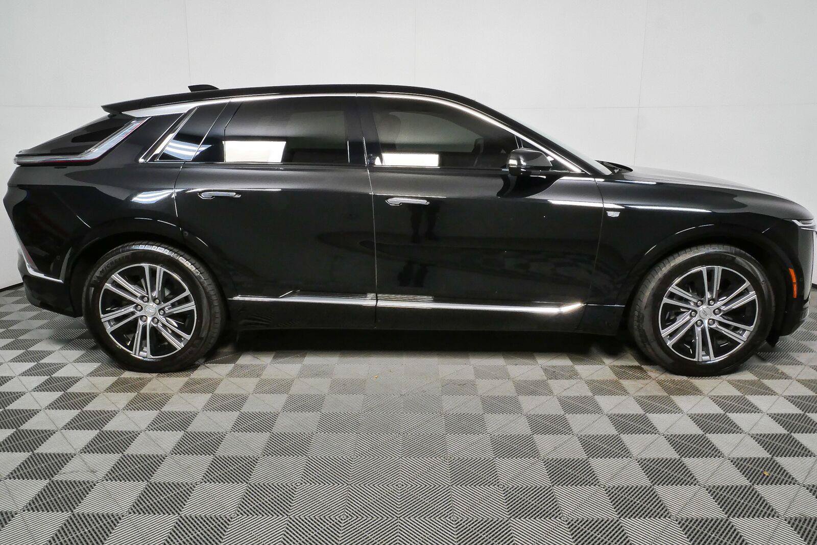 Used 2024 Cadillac Lyriq Luxury w/ Nappa Leather Package AWD/4WD image 2