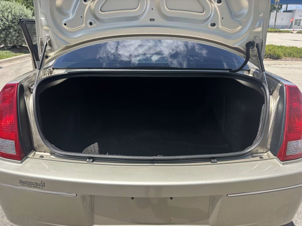 Used 2006 Chrysler 300 Touring RWD image 25