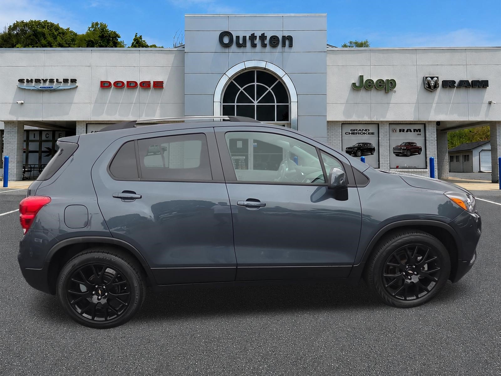 Used 2022 Chevrolet Trax LT w/ Sport Edition FWD image 2