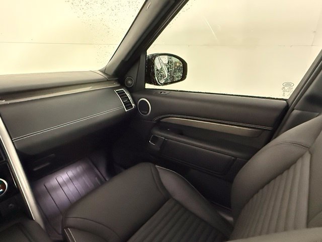 Used 2025 Land Rover Discovery Metropolitan Edition AWD/4WD image 18