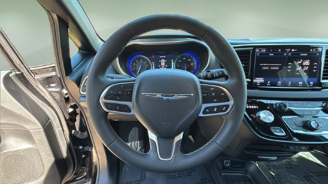 Used 2025 Chrysler Pacifica Select FWD image 12