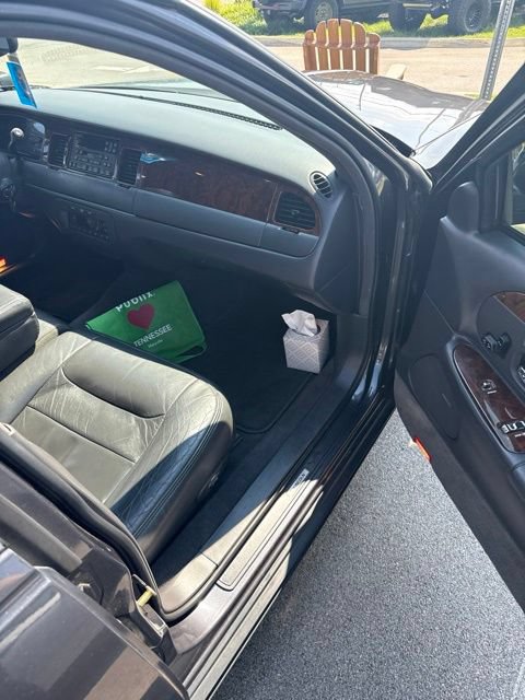 Used 1998 Lincoln Town Car Signature RWD image 11