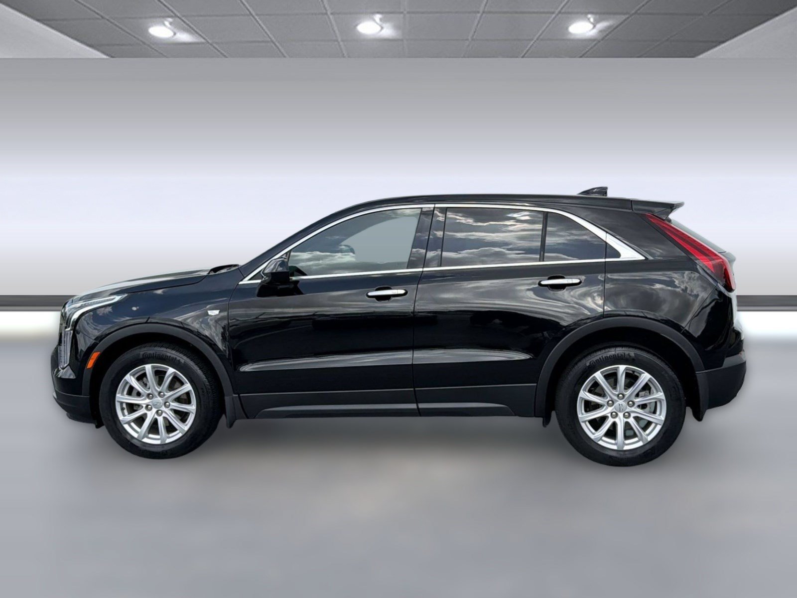Used 2023 Cadillac XT4 Luxury w/ Cold Weather Package FWD image 2