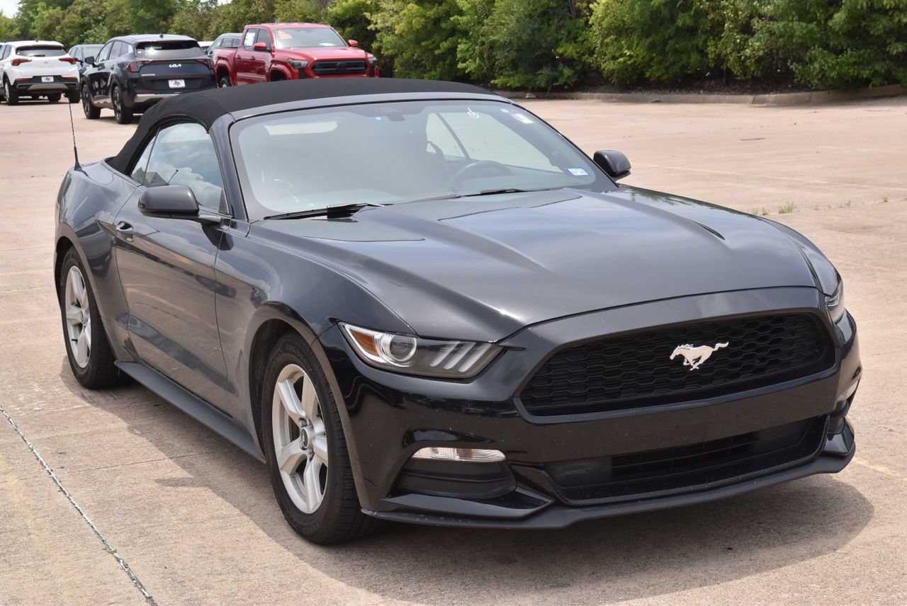 Used 2017 Ford Mustang Convertible RWD image 4
