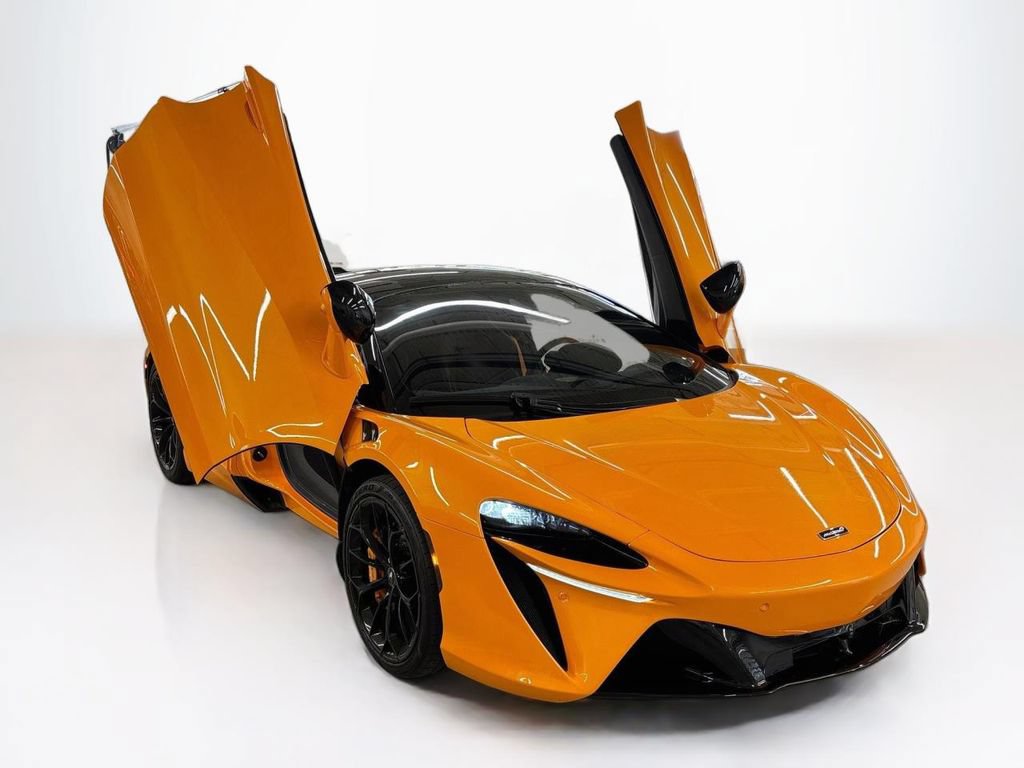 Used 2025 McLaren Artura RWD image 23