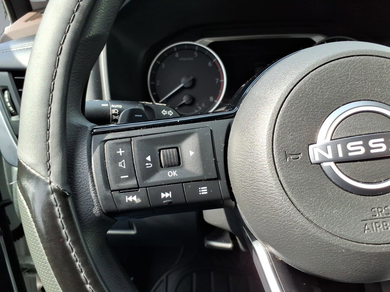 Used 2023 Nissan Rogue SV image 12