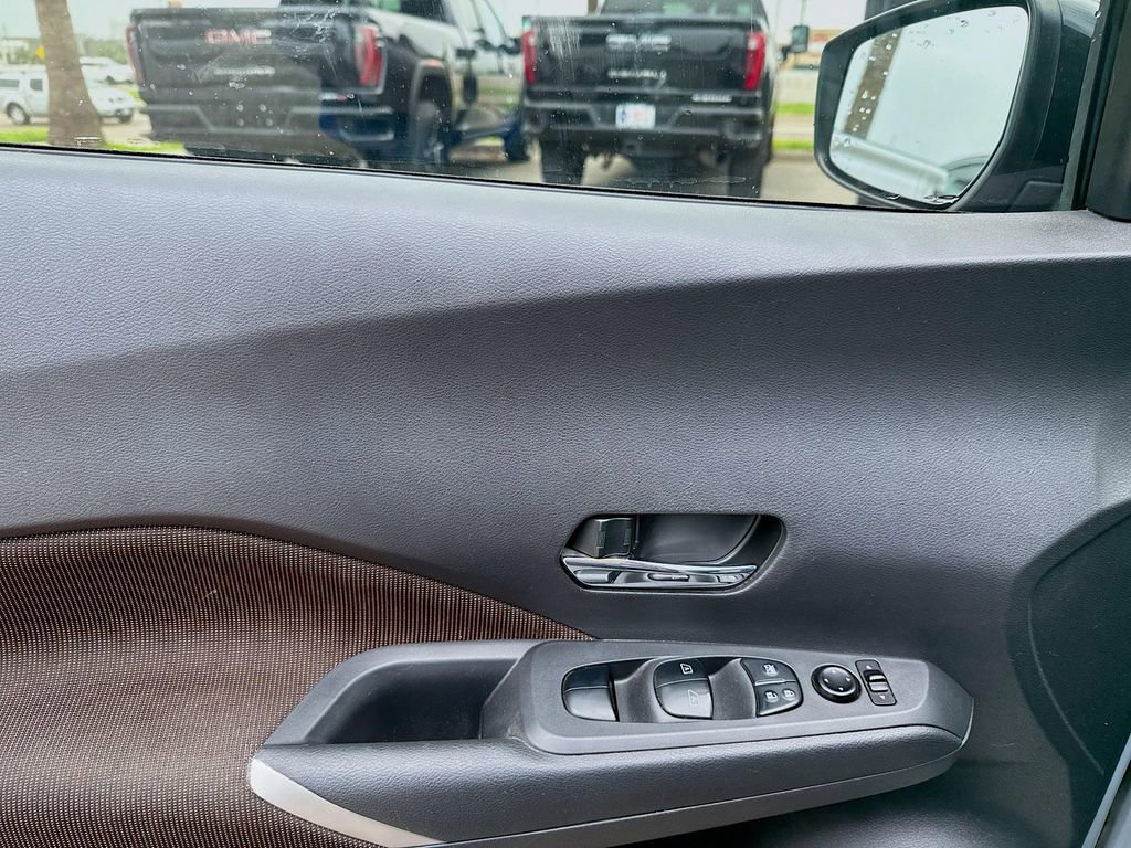 Used 2021 Nissan Kicks SR w/ Interior Electronics Package FWD image 9