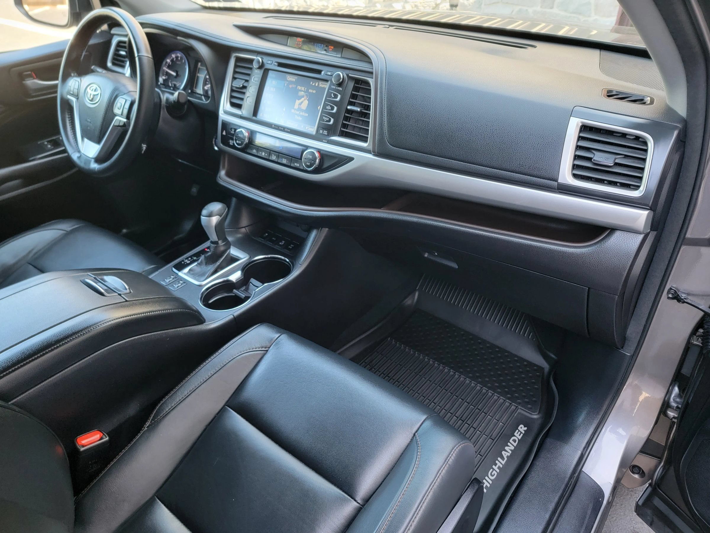 Used 2017 Toyota Highlander XLE AWD/4WD image 18