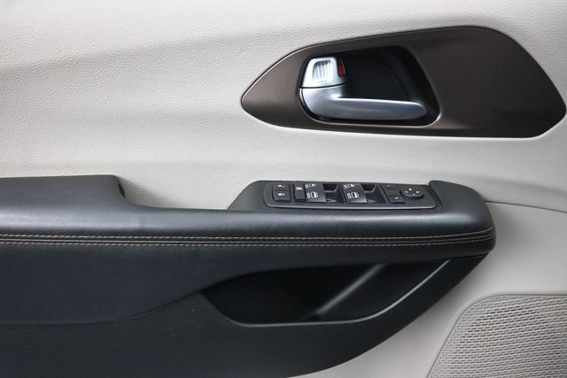 Used 2017 Chrysler Pacifica Touring-L Plus w/ Tire & Wheel Group FWD image 27